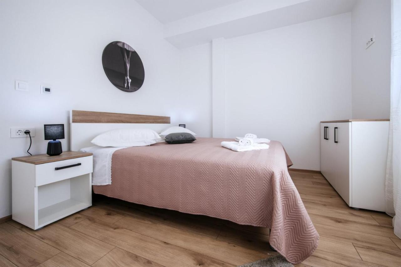 Crowonder Sun Dance Apartments With Heated Swimming Pool Seaview And Garden Sveti Filip i Jakov Εξωτερικό φωτογραφία
