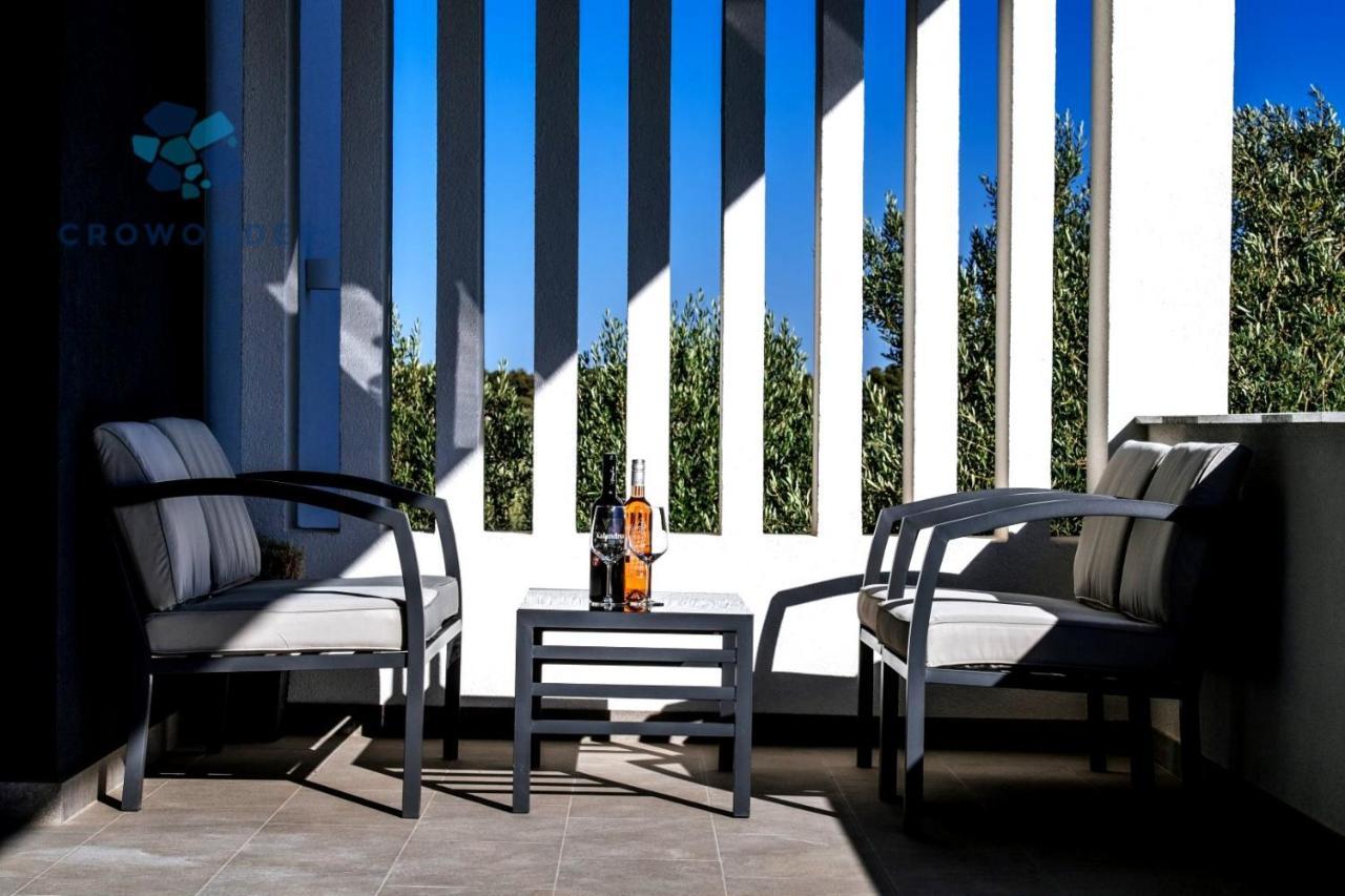 Crowonder Sun Dance Apartments With Heated Swimming Pool Seaview And Garden Sveti Filip i Jakov Εξωτερικό φωτογραφία